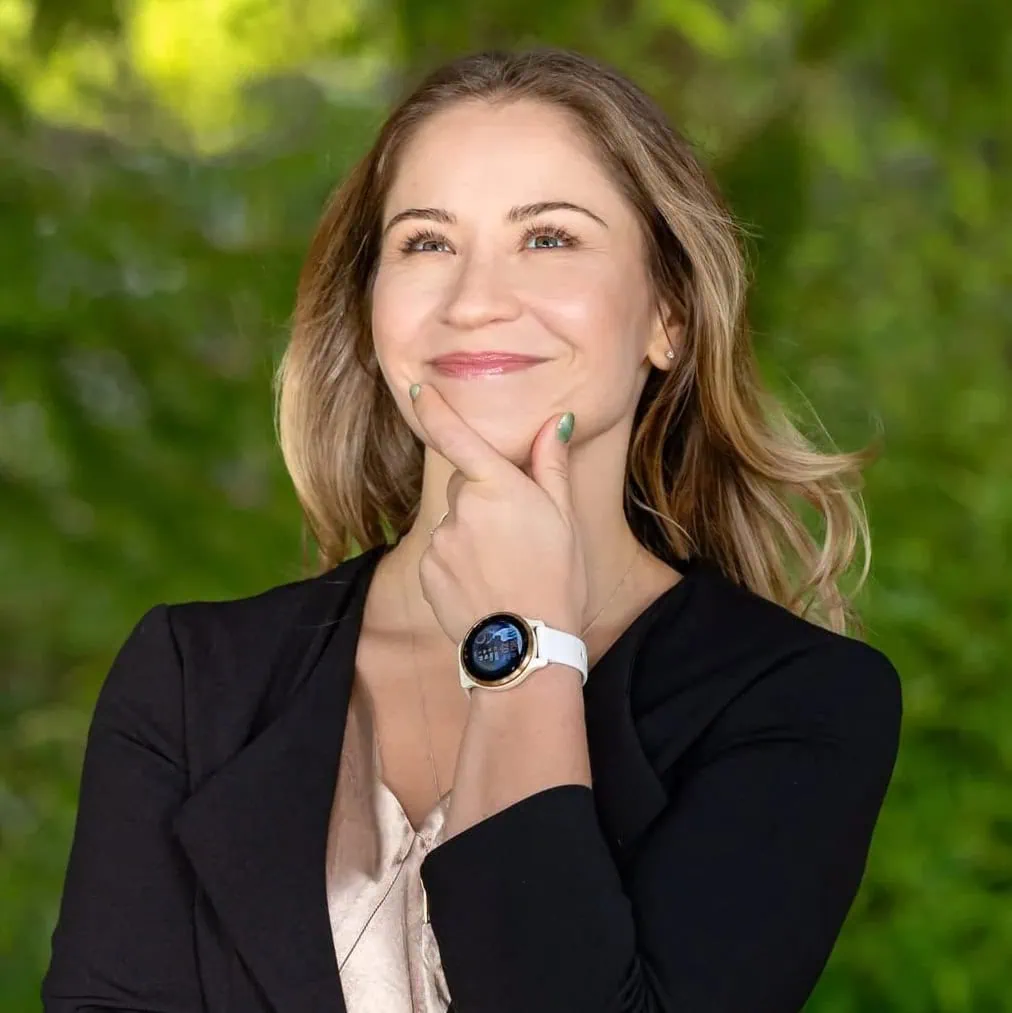 portrait of financial therapist Olena Keshysheva.